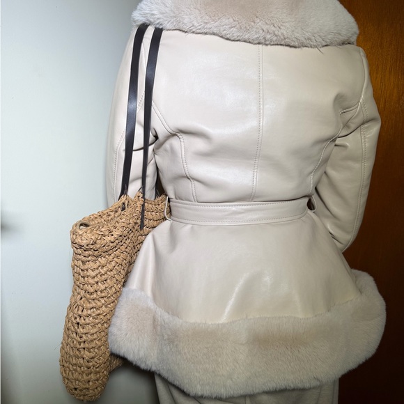 Flam Mode Elegant Cream Faux Fur Trimmed Coat - Picture 2 of 13